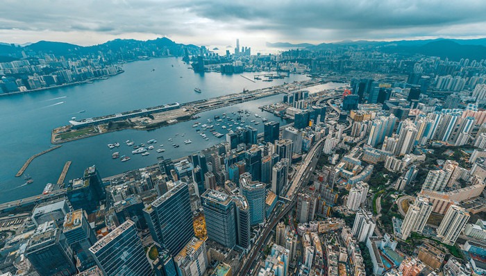 PE巨头抄底:动荡市场中的豪赌与机遇