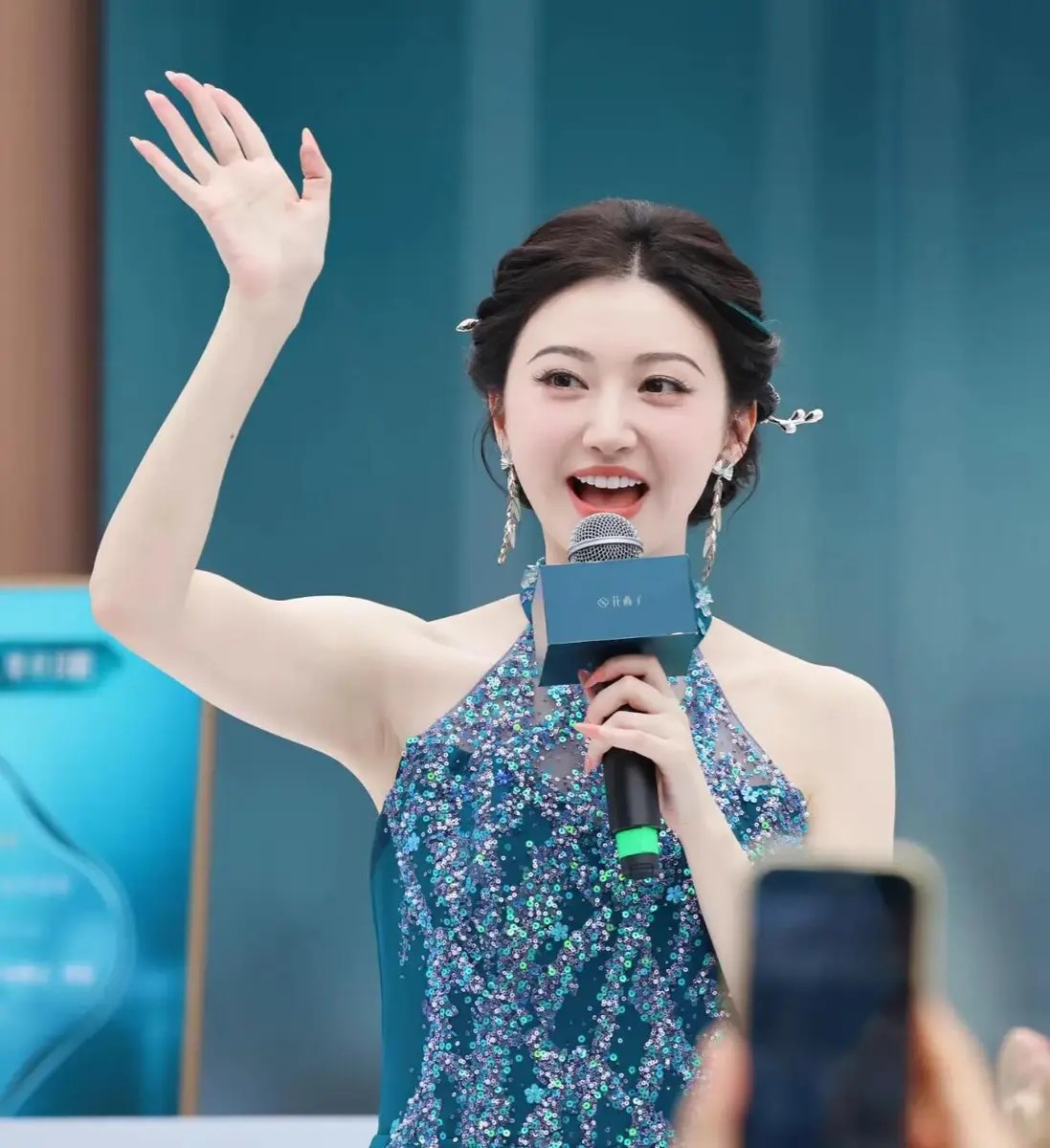 蒋依依现身2025秋季视频播主大会 分享自己想演黑切白人物