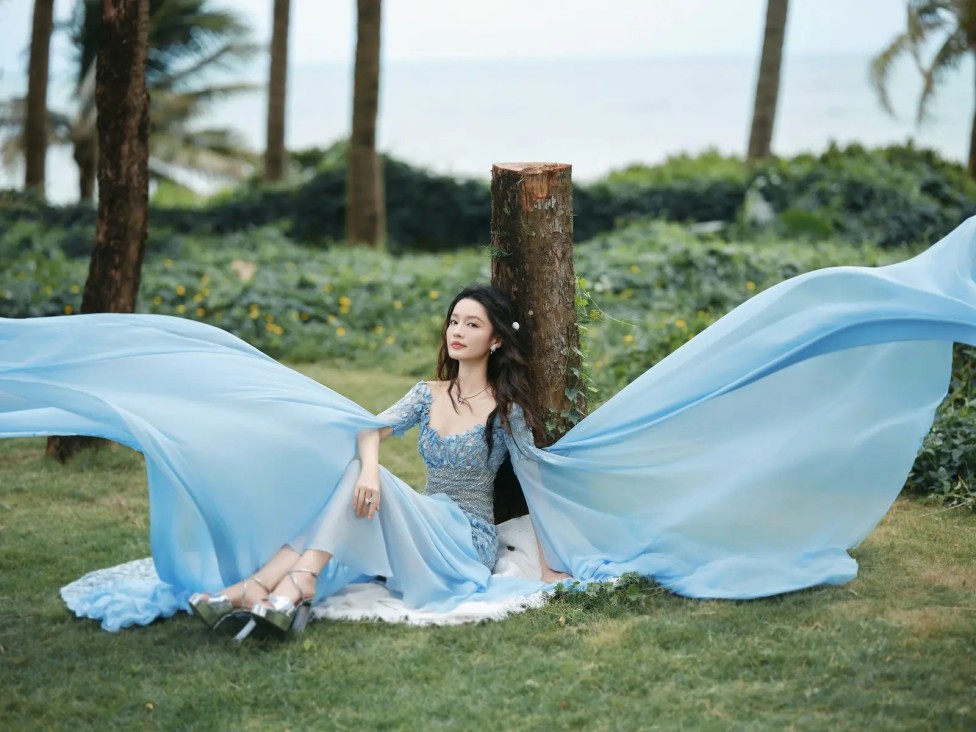 离婚30年后,从豪门弃妇到纳斯达克敲钟人,69岁谢玲玲成为人生赢家