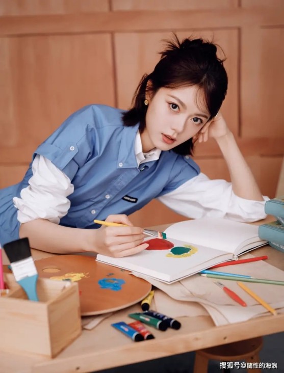 民俗禁忌与现代新象：拍咯吱窝手势与春节青年生活观察